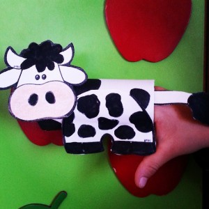 finger puppet cow craft (1)