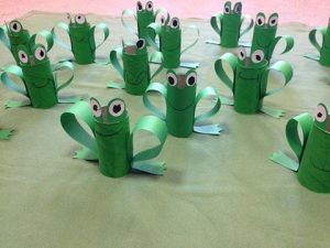 toilet paper roll frog craft (1)